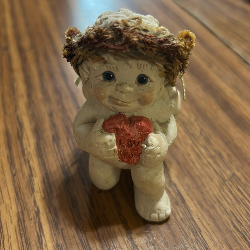 Dreamsicles angel holding heart.